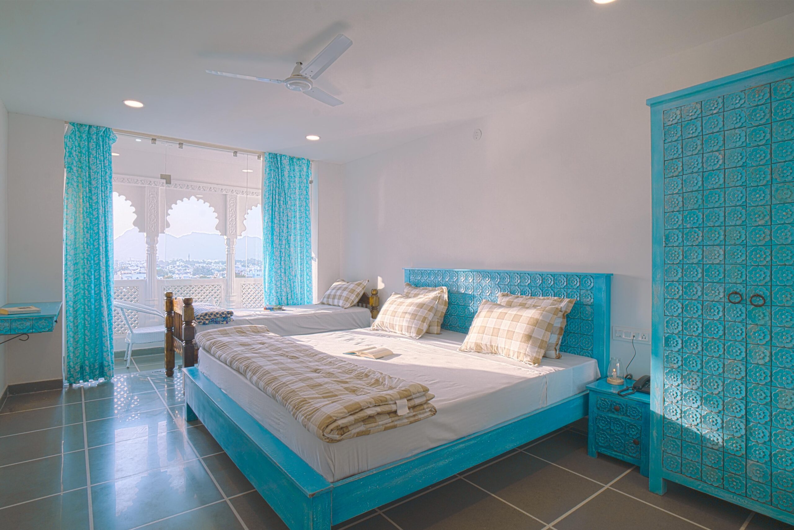 lake view room